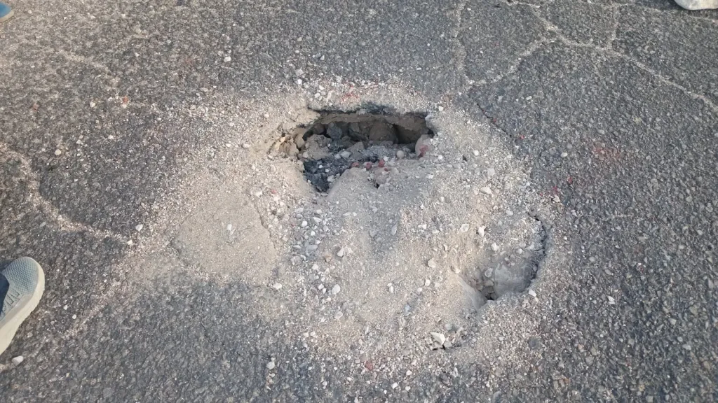 استجابة فورية للأهالي.. إصلاح هبوط أرضي بالطريق الصحراوي الغربي ”قنا - المحروسة”