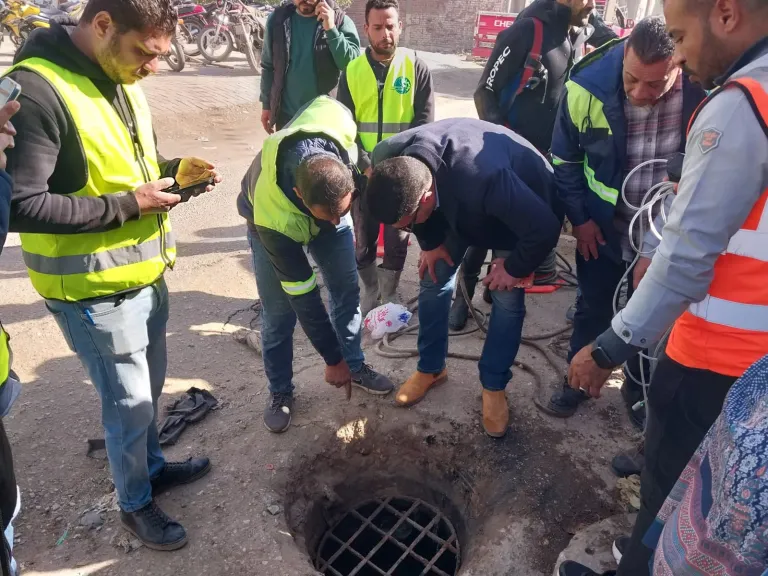 لا تهاون مع الخطر.. رئيس شركة مياه القليوبية يتابع إصلاح هبوط أرضي مفاجئ بالخانكة
