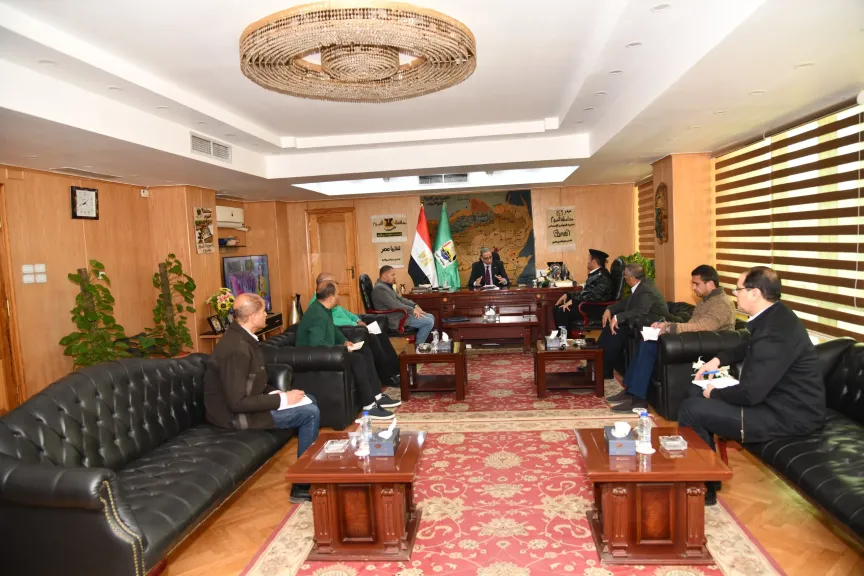 محافظ الفيوم يناقش مع مسئولي المرور والمواقف آليات نقل موقف سيلا والعدوة إلى موقعه الجديد