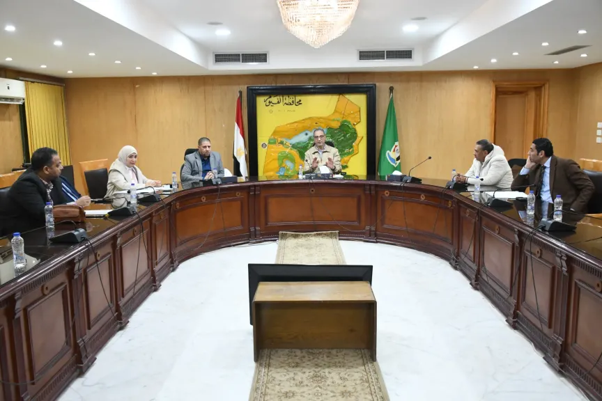 محافظ الفيوم يبحث مع نواب البرلمان تحديات الصحة والتعليم ويؤكد: التكامل أساس تحسين الخدمات