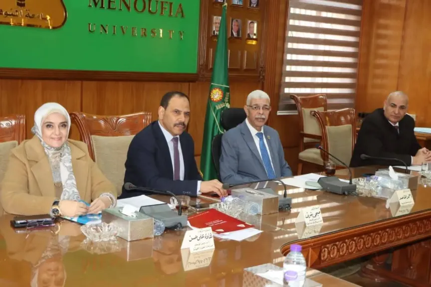 رئيس جامعة المنوفية يعقد اجتماعًا لمجلس إدارة مركز الدراسات الاستراتيجية وإعداد القادة