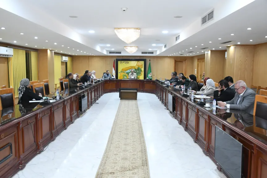 محافظ الفيوم يوجه بحصر نقص الأطباء والحضّانات وحلول عاجلة لقوائم انتظار التأمين الصحي