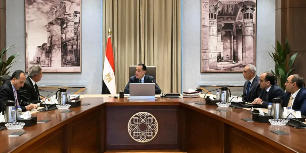 تمهيدًا لعرضه على السيسي.. ”مدبولي” يلتقي خالد عبدالعزيز ويتلقّى التقرير النهائي للجنة تطوير الإعلام