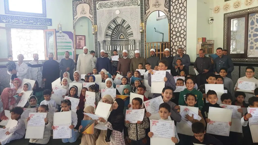 وكيل الأوقاف يكرم الأطفال المشاركين فى دورة براعم مسجد التواب بالغردقة