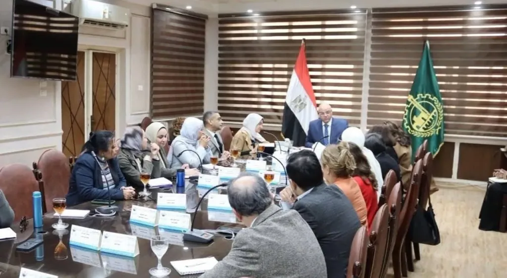 اجتماع استراتيجي لمتابعة خفض الإنبعاثات وتحسين جودة الهواء بالقليوبية