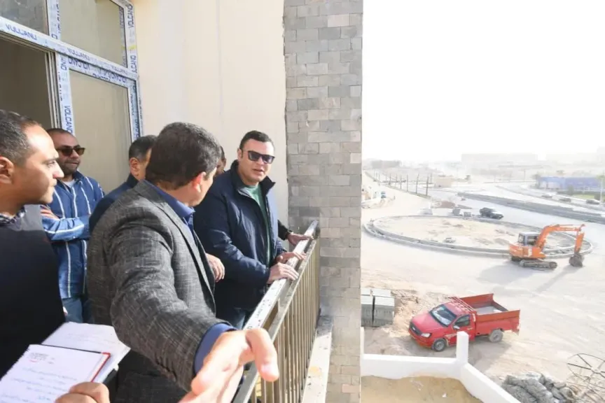 وزير الإسكان يتفقد الشاليهات والفيلات بمشروع ”مارينا ٨” وتطوير  مدخل مارينا 5