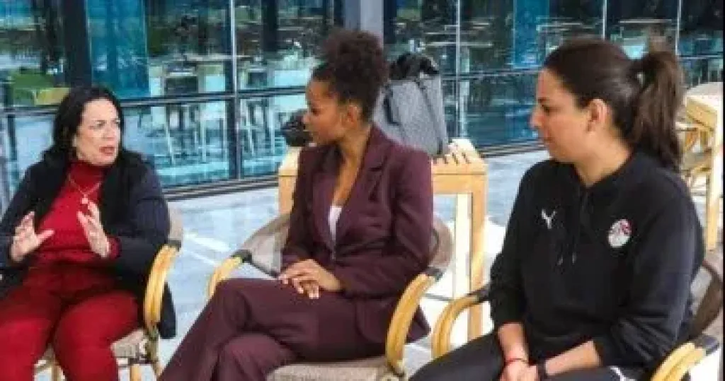 لورا جورج تزور مقر اتحاد الكرة وتجتمع بلاعبات المنتخب