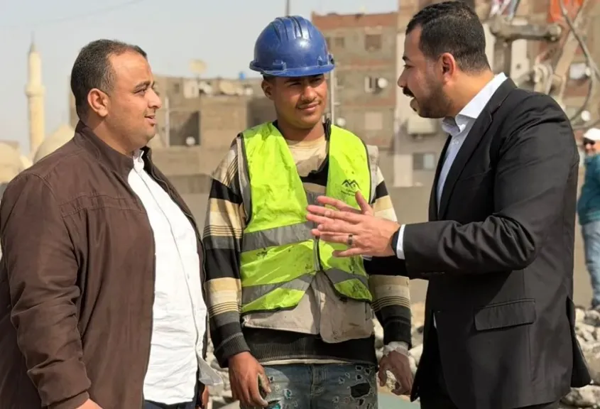 ظهور عمال دون معدات أمان في إزالة كوبري السيدة عائشة تثير الجدل.. والمقاول المنفذ يرد | خاص