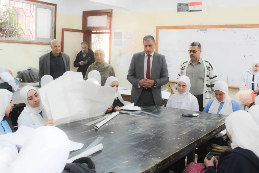 «عطية» في جولة ميدانية لمتابعة انضباط العملية التعليمية بمدارس الجيزة