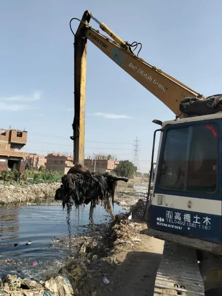 رئيس مدينة القناطر الخيرية يوجه بتدخل عاجل لرفع حيوانات نافقة من مصرف مائي