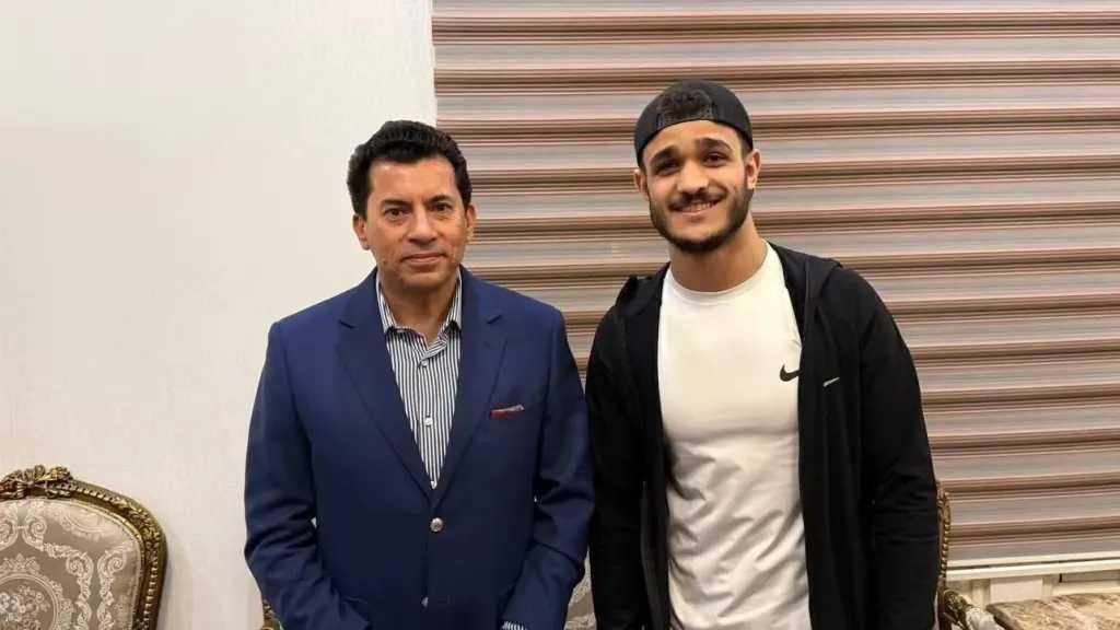 وزير الشباب والرياضة يهنئ بطل المصارعة بعد تتويجه بذهبية التصنيف العالمي