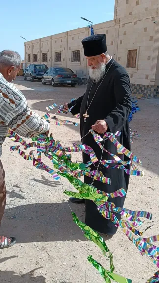 فيها حاجه حلوة.. قمص يعلق زينة رمضان داخل كنيسة السيدة العذراء للأقباط الكاثوليك بالغردقة