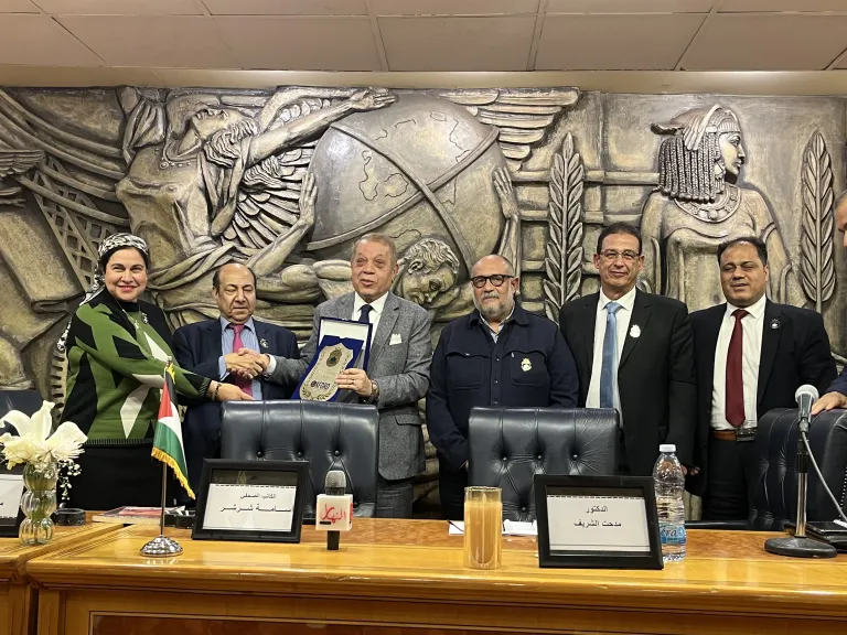 مركز أكسفورد يكرّم الكاتب الصحفي أسامة شرشر بدرع تقدير احتفالًا بتوقيع ”أنا وياسر عرفات”