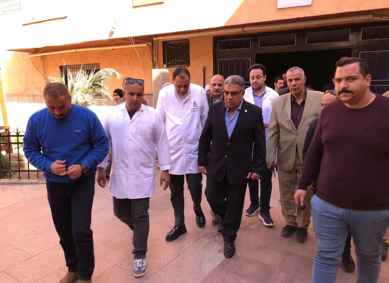 محافظ الدقهلية يعزي أسر المتوفين ويطمئن على حالة مصابي حادث انقلاب سيارة عمال بالسنبلاوين