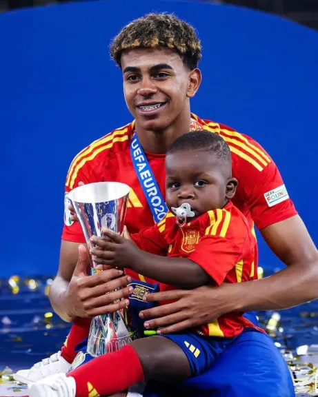 لامين يامال: أعيش حياتي كأي شاب في الثامنة عشرة بعيدًا عن ضغوط كرة القدم