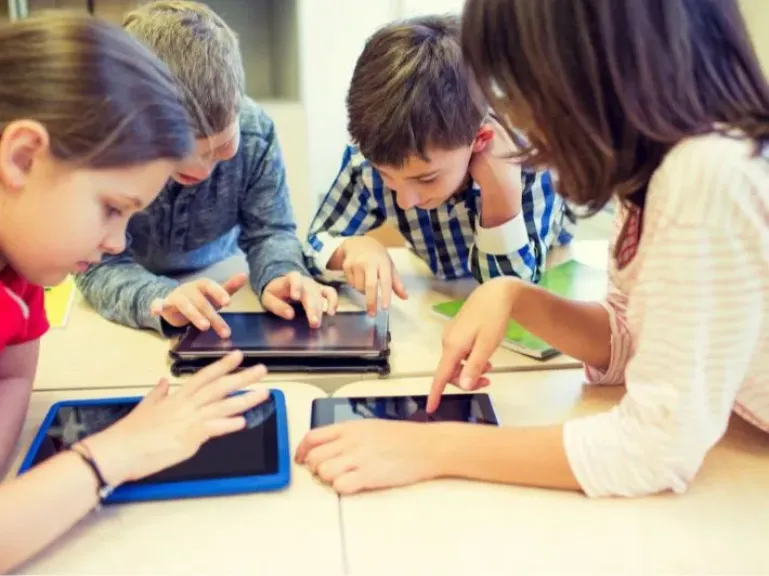 خبراء يشيدون بتوجيهات الرئيس السيسي لمنع الهواتف للأطفال: خطوة هامة ضد «الإدمان الرقمي»