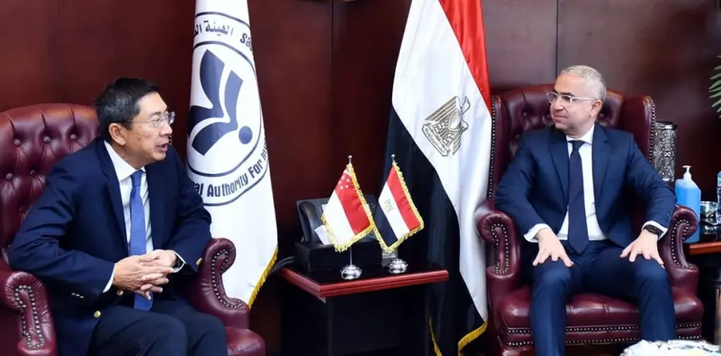 الهيئة العامة للاستثمار والمناطق الحرة تبحث مع سفير سنغافورة تعزيز التعاون الاستثماري المشترك