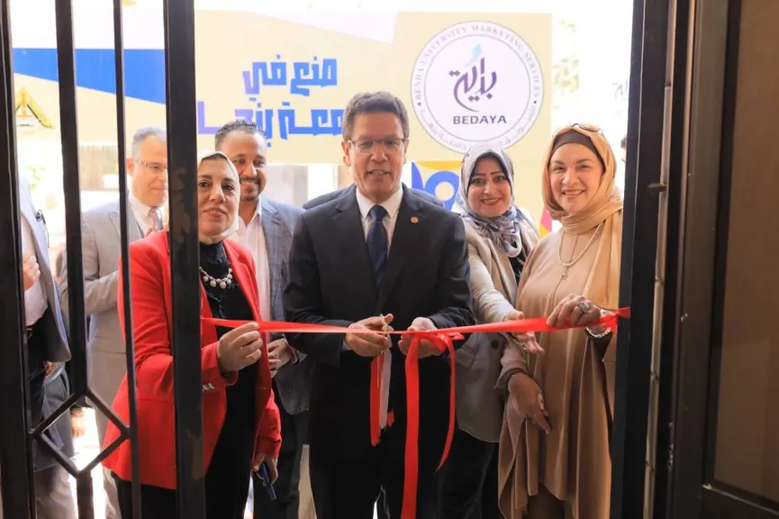 «صنع في جامعة بنها».. رئيس الجامعة يفتتح معرضا ضخماً لمنتجات الكليات بأسعار مخفضة