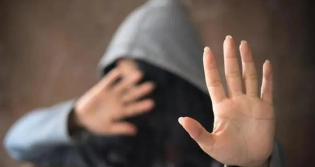 بلغت عنه.. ضبط أب بتهمة قص شعر ابنته وتكبيلها بسبب خلافات في قنا