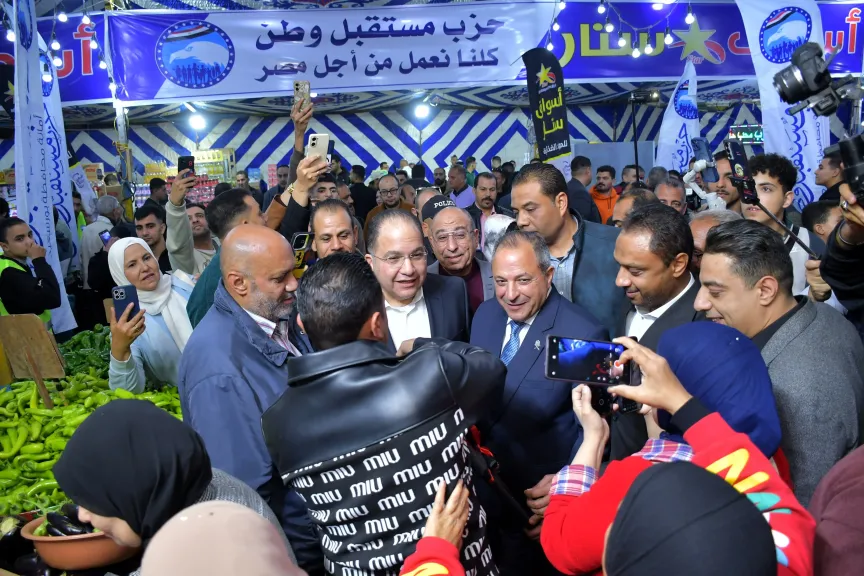 محافظ بورسعيد يفتتح معرض سلع رمضانية بتخفيضات 25%