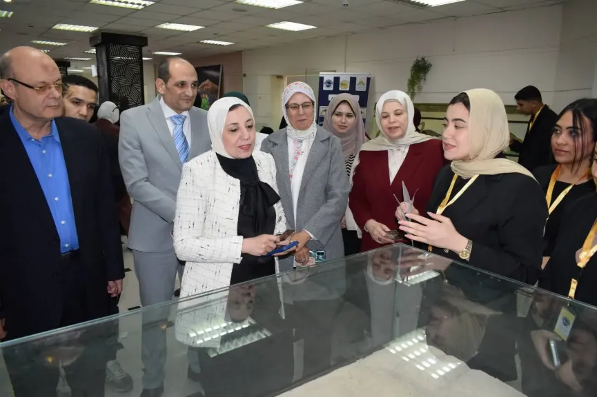 إبداع الطلاب في قلب المؤتمر.. نائب رئيس جامعة بنها تفتتح فعاليات كلية الآداب