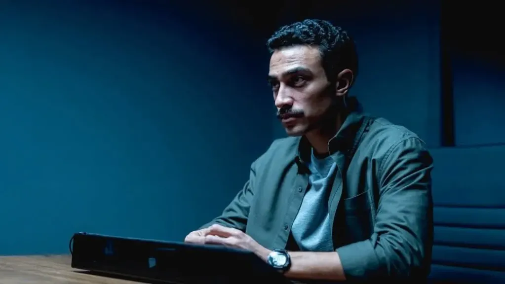 أحمد غزي ينشر صورا من كواليس ”رأس الأفعى”  تجمعه بأبطال العمل