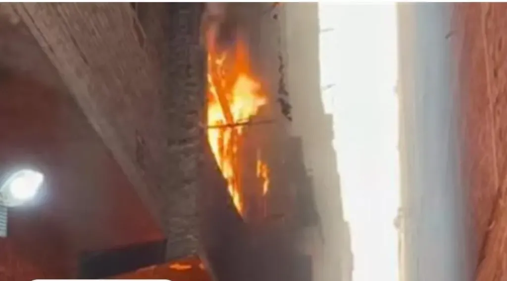 حماته ونجلها مصابين.. شاب يشعل النيران داخل منزل أسرة زوجته بالبنزين في قنا والأمن يضبطه