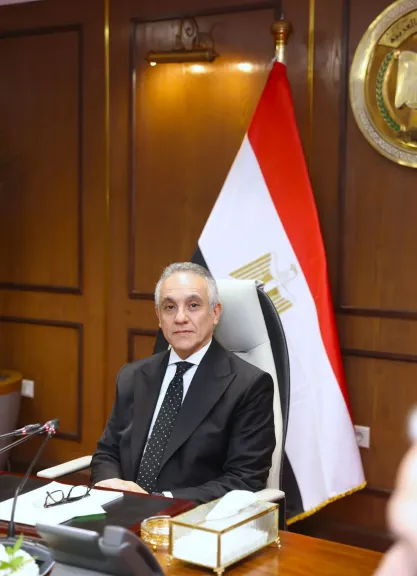 بعد أدائه اليمين الدستورية وزير العدل يصل إلى مقر الوزارة ويباشر مهام عمله بالاجتماع مع مساعديه