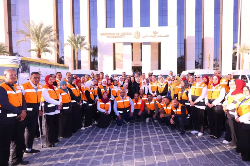 وزيرة التضامن تشهد اصطفاف فرق التدخل السريع والهلال الأحمر المصري لتعزيز سرعة الاستجابة لحالات الأطفال والكبار بلا مأوى