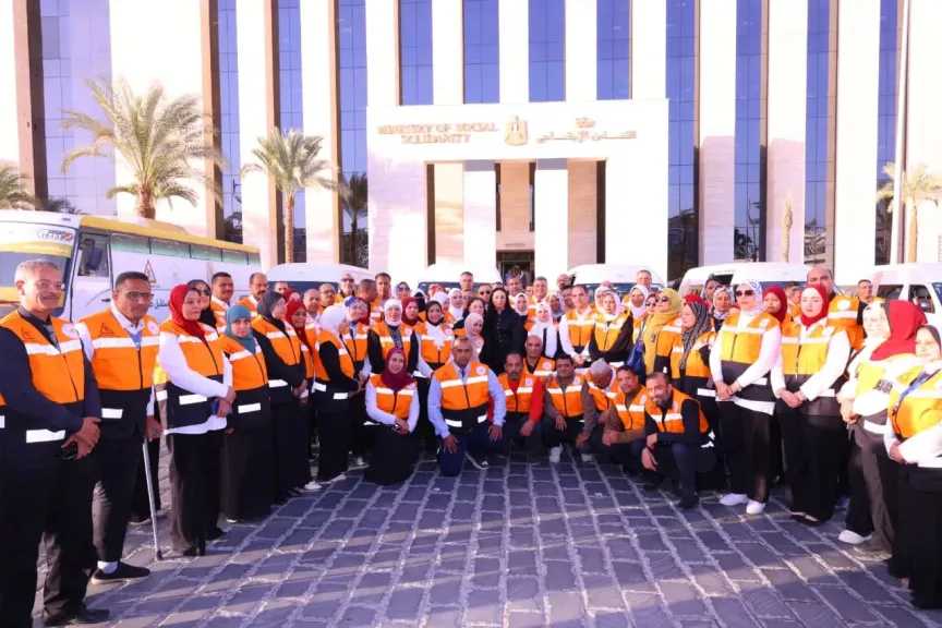 وزيرة التضامن تشهد اصطفاف فرق التدخل السريع والهلال الأحمر المصري لتعزيز سرعة الاستجابة لحالات الأطفال والكبار بلا مأوى