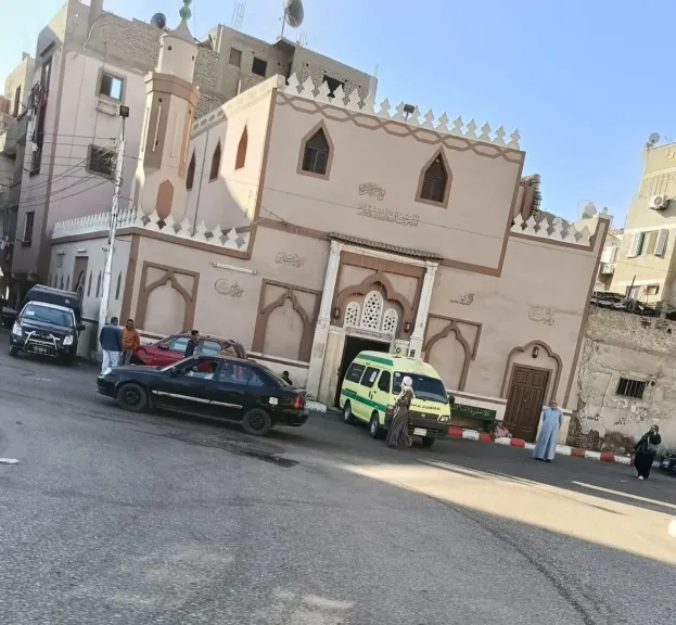 بعد صلاة الفجر.. أول صور من معاينة جثمان شاب عُثر عليه داخل مسجد في قنا