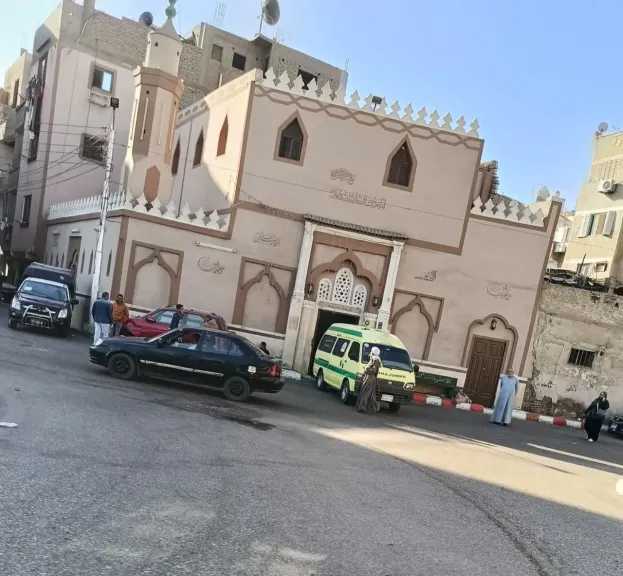 بعد صلاة الفجر.. أول صور من معاينة جثمان شاب عُثر عليه داخل مسجد في قنا