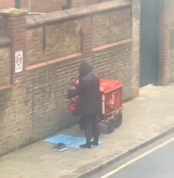 ساعي بريد يتوقف لأداء الصلاة في شوارع بريطانيا.. مشهد بسيط يتحول إلى ترند ورسالة إنسانية مؤثرة