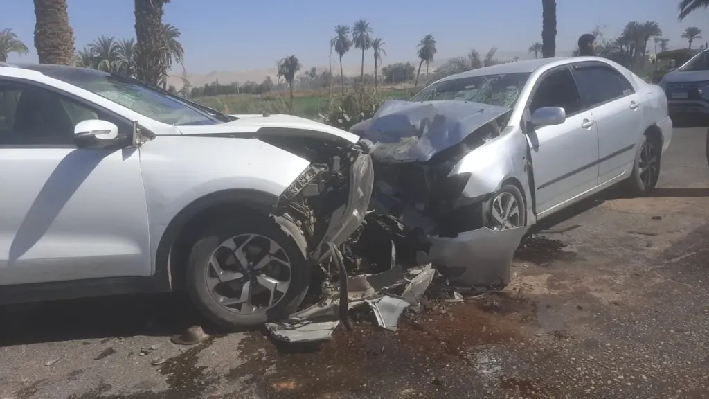 إصابة 3 أشخاص في حادث تصادم سيارتين بأسيوط
