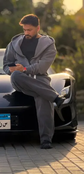 بإطلالات مختلفة.. تامر حسنى يروج لعلامته التجارية الخاصة بالملابس seven