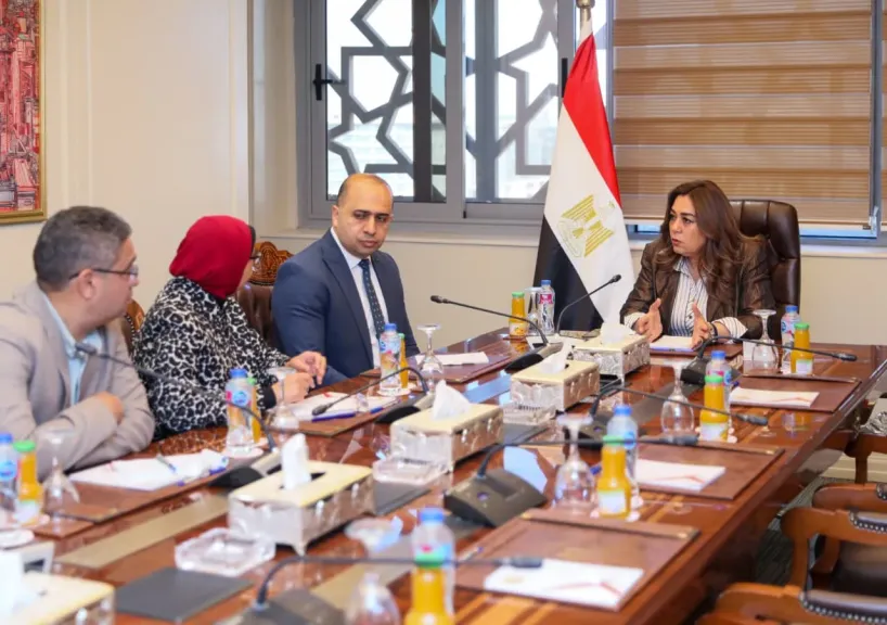 وزيرة التنمية المحلية والبيئة توجه برصد أسباب الروائح الكريهة بالجيزة