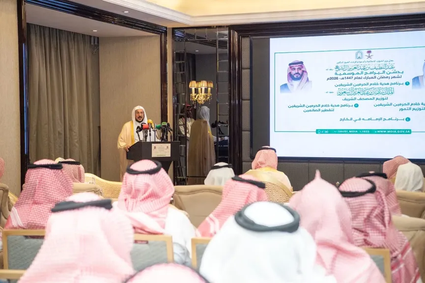 وزير الشؤون الإسلامية السعودي يدشن برامج خادم الحرمين الشريفين لتوزيع المصاحف والتمور وتفطير الصائمين