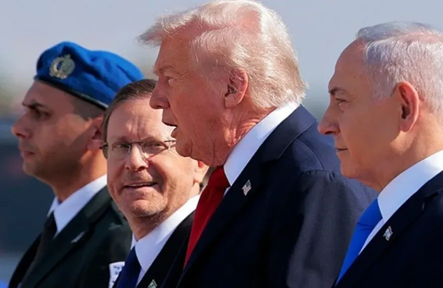ترامب وسط نيتنياهو  ورئيس اسرائيل