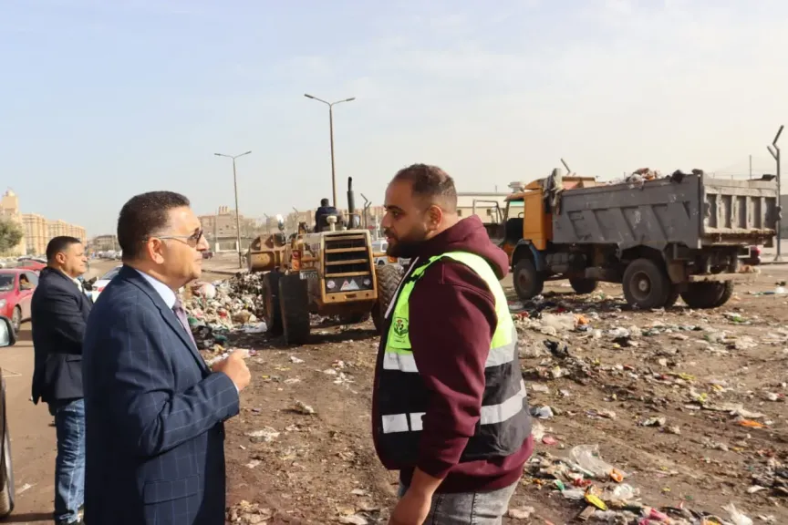 قبل بدء العمل الرسمي.. محافظ القليوبية يداهم حي شرق شبرا الخيمة ويتفقد النظافة والحضور