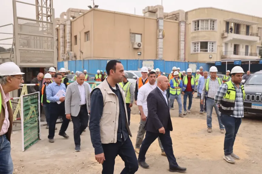 كسر ماسورة مياه وهبوط أرضي محدود بجوار عقار في مصر القديمة.. والنقل تُخلي مبنيين احترازيًا