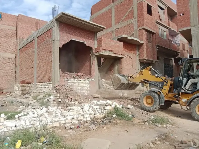 إزالة 55 حالة تعدٍ بالبناء المخالف داخل وخارج الحيز العمراني في حملة مكبرة بمدينة سنورس بالفيوم