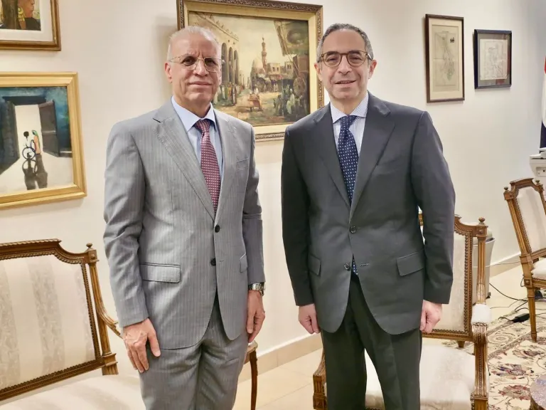 سفير  العِراق في القاهرةِ يبحثُ التعاونَ متعدّد الأطراف مع مساعد وزير الخارجية المصري