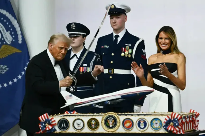 إعادة طلاء طائرة الرئاسة الأمريكية باللون الذي يحبه ترامب .. ما القصة؟