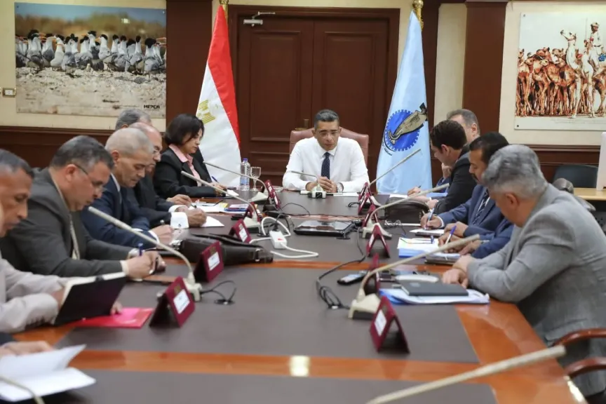 محافظ البحر الأحمر: الوقت أكبر تحدٍ.. واجتماع أسبوعي لمتابعة المشروعات والمياه والمخلفات