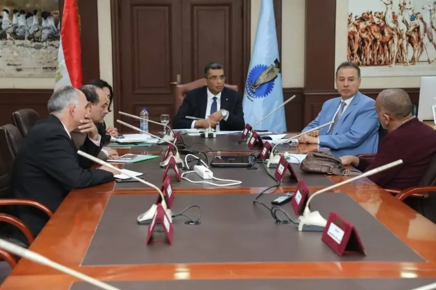 محافظ البحر الأحمر يتابع موقف مشروعات موانئ الصيد ومحطة تحلية حلايب ويوجه بتسريع التنفيذ