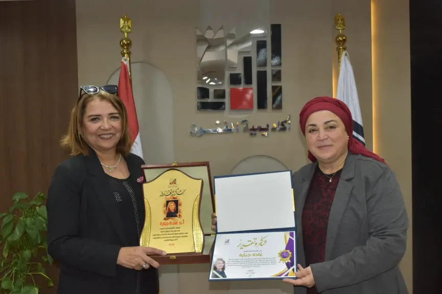 الدكتورة نبيلة حسن والدكتورة رشا صالح 