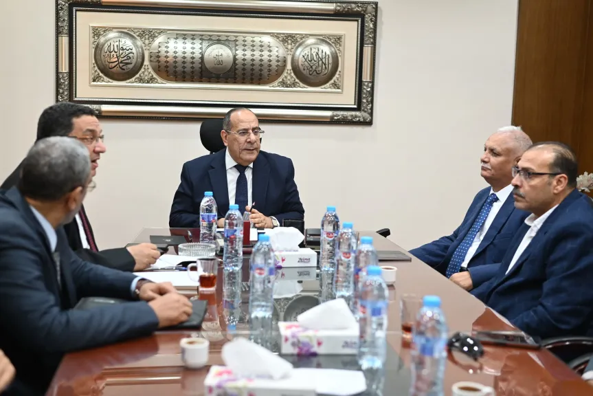 الرئيس التنفيذي للقابضة الغذائية يجتمع مع بدالي التموين ومشروع جمعيتي لمتابعة ضخ السلع لحاملي البطاقات