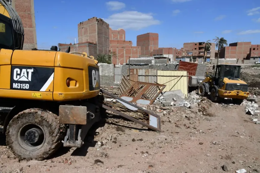 محافظ الفيوم يتابع ميدانياً حملة لإزالة مباني مخالفة بحي جنوب