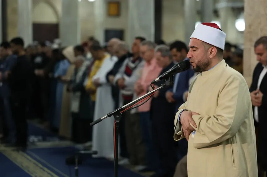 بقراءات قنبل وخلاد والدوري.. الجامع الأزهر يحيي الليلة الثانية من رمضان ويمتلئ بالمصلين في العشاء والتراويح