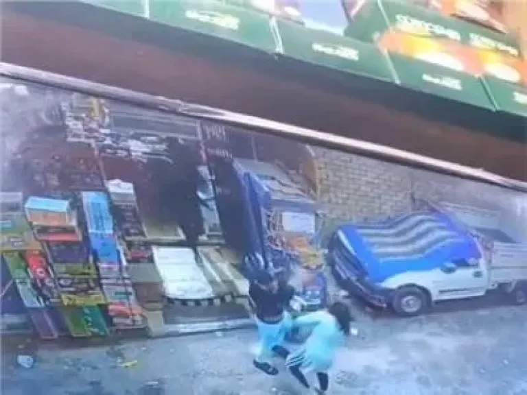 فيديو متداول يكشف اعتداءً صادماً على سيدة بالخصوص.. والأمن يضبط المتهم